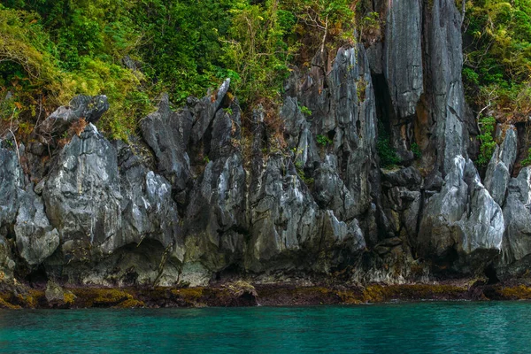 Zdjęcie Pokazuje Oszałamiająco Wytrzymałe Wybrzeże Filipin Seria Skalistych Wychodni Noszonych — Zdjęcie stockowe