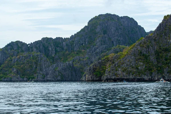 Bu fotoğraf Filipinler 'in şaşırtıcı derecede engebeli kıyı şeridini gösteriyor. Bir dizi kayalık çıkıntılar, dalgalar tarafından pürüzsüz aşınmış, ufukta uzanan, turkuaz deniz çevrelerinde dönerken.