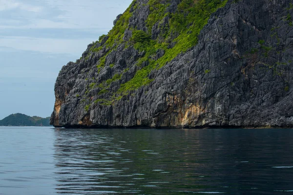 Bu fotoğraf Filipinler 'in şaşırtıcı derecede engebeli kıyı şeridini gösteriyor. Bir dizi kayalık çıkıntılar, dalgalar tarafından pürüzsüz aşınmış, ufukta uzanan, turkuaz deniz çevrelerinde dönerken.