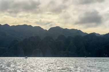 Bu fotoğraf Filipinler 'in şaşırtıcı derecede engebeli kıyı şeridini gösteriyor. Bir dizi kayalık çıkıntılar, dalgalar tarafından pürüzsüz aşınmış, ufukta uzanan, turkuaz deniz çevrelerinde dönerken.