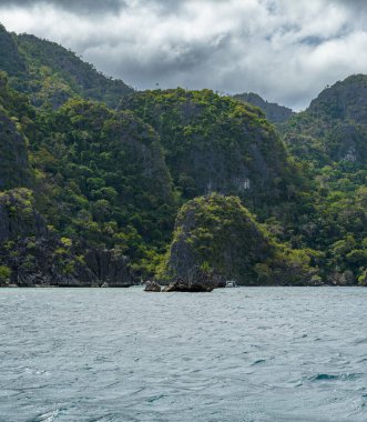 Bu fotoğraf Filipinler 'in şaşırtıcı derecede engebeli kıyı şeridini gösteriyor. Bir dizi kayalık çıkıntılar, dalgalar tarafından pürüzsüz aşınmış, ufukta uzanan, turkuaz deniz çevrelerinde dönerken.