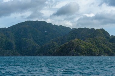 Bu fotoğraf Filipinler 'in şaşırtıcı derecede engebeli kıyı şeridini gösteriyor. Bir dizi kayalık çıkıntılar, dalgalar tarafından pürüzsüz aşınmış, ufukta uzanan, turkuaz deniz çevrelerinde dönerken.