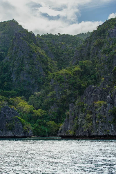 Bu fotoğraf Filipinler 'in şaşırtıcı derecede engebeli kıyı şeridini gösteriyor. Bir dizi kayalık çıkıntılar, dalgalar tarafından pürüzsüz aşınmış, ufukta uzanan, turkuaz deniz çevrelerinde dönerken.