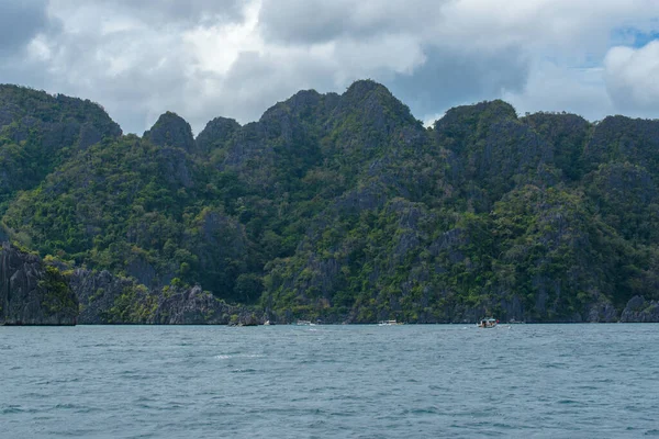 Bu fotoğraf Filipinler 'in şaşırtıcı derecede engebeli kıyı şeridini gösteriyor. Bir dizi kayalık çıkıntılar, dalgalar tarafından pürüzsüz aşınmış, ufukta uzanan, turkuaz deniz çevrelerinde dönerken.