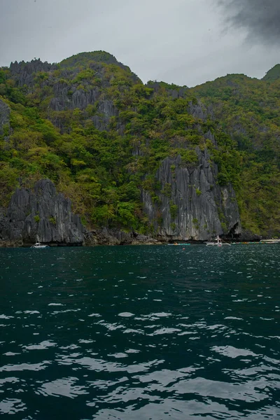 Esta Foto Capta Beleza Acidentada Costa Filipina Primeiro Plano Uma — Fotografia de Stock