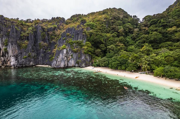 Detta Foto Fångar Den Robusta Skönheten Den Filippinska Kusten Förgrunden — Stockfoto