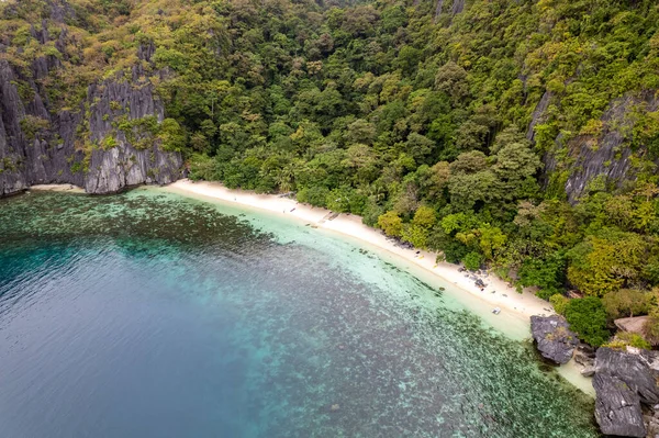 Fotoğraf Filipin Kıyılarının Engebeli Güzelliğini Yansıtıyor Planda Yıpranmış Kayalar Turkuaz — Stok fotoğraf