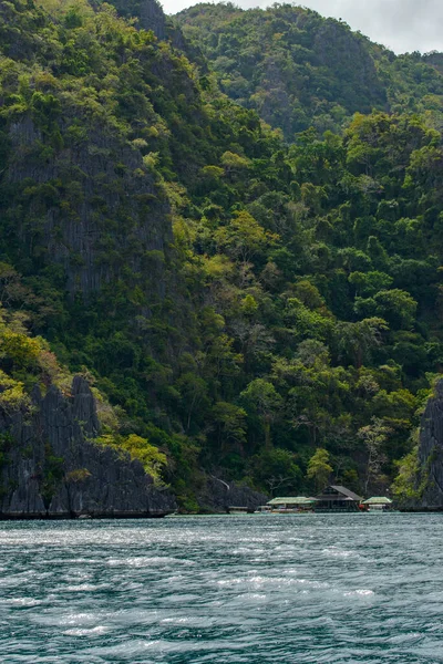 Esta Foto Captura Belleza Escarpada Costa Filipina Primer Plano Revoltijo — Foto de Stock