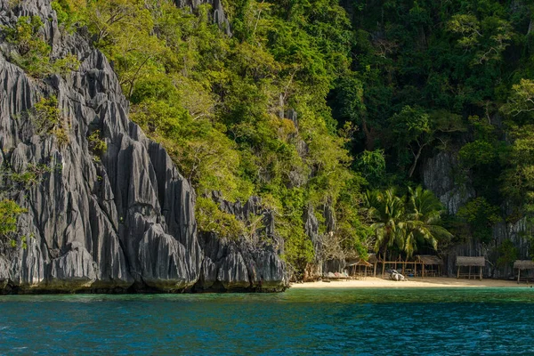 Fotoğraf Filipin Kıyılarının Engebeli Güzelliğini Yansıtıyor Planda Yıpranmış Kayalar Turkuaz — Stok fotoğraf