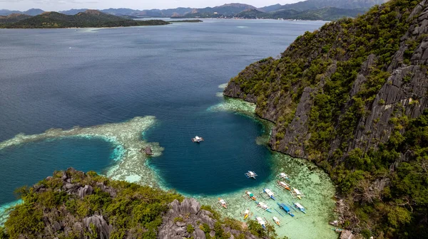 Fotoğraf Bir Filipinler Lagününün Ruhani Güzelliğini Yansıtıyor Kayalık Bir Uçurum — Stok fotoğraf