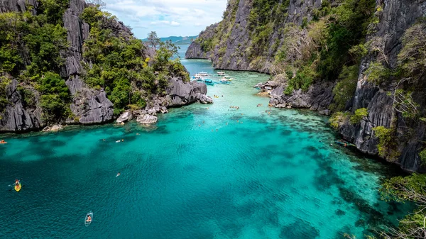 Fotoğraf Bir Filipinler Lagününün Ruhani Güzelliğini Yansıtıyor Kayalık Bir Uçurum — Stok fotoğraf