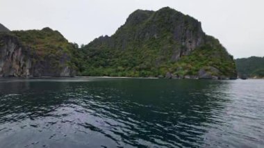 Filipinler sahillerinin insansız hava aracı görüntüleri bu tropik cennetin büyüleyici güzelliğini yakalar. Kristal berraklığında turkuaz sulardan el değmemiş beyaz kumlara.