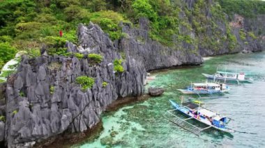 Filipinler sahillerinin insansız hava aracı görüntüleri bu tropik cennetin büyüleyici güzelliğini yakalar. Kristal berraklığında turkuaz sulardan el değmemiş beyaz kumlara.