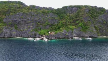 Filipinler sahillerinin insansız hava aracı görüntüleri bu tropik cennetin büyüleyici güzelliğini yakalar. Kristal berraklığında turkuaz sulardan el değmemiş beyaz kumlara.