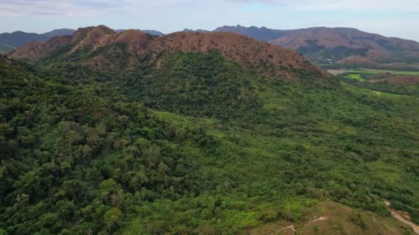 フィリピン山脈のドローン映像 私たちは無限の海に囲まれた美しい緑と黄色の山々や丘を見ることができます — ストック動画