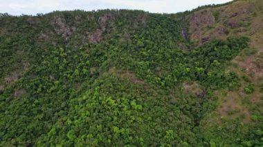 Filipinler Dağları 'nın insansız hava aracı görüntüleri. Sonsuz denizle çevrili güzel yeşil ve sarı dağlar ya da tepeler görebiliriz..