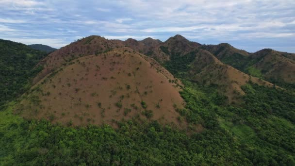 フィリピン山脈のドローン映像 私たちは無限の海に囲まれた美しい緑と黄色の山々や丘を見ることができます — ストック動画