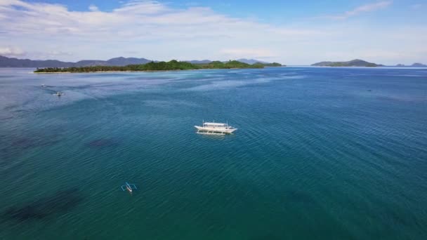 필리핀에 보트의 영상이야 아름다운 해변이나 바위가 근처에 초가지 부착되어 활기찬 — 비디오