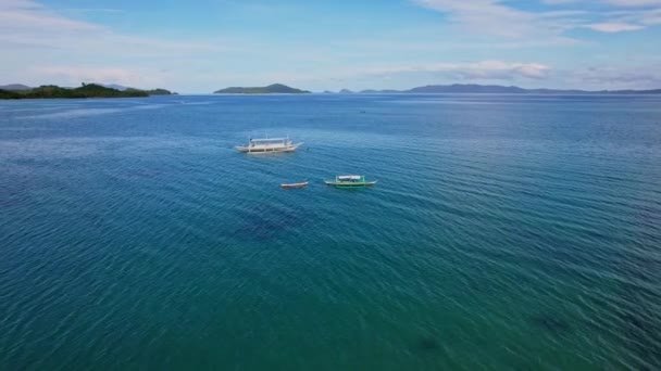 필리핀에 보트의 영상이야 아름다운 해변이나 바위가 근처에 초가지 부착되어 활기찬 — 비디오