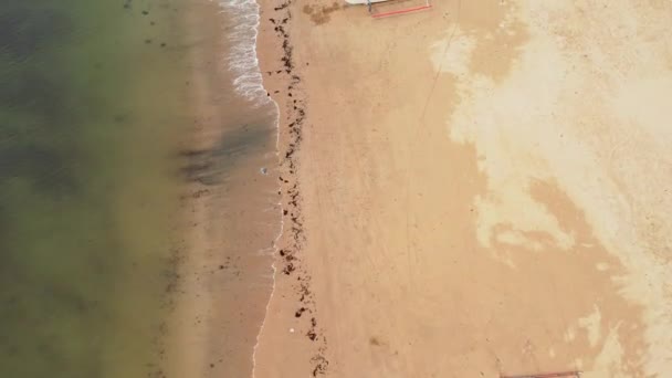 菲律宾一艘船的无人机画面 我们可以看到一艘有茅草屋顶的充满活力的热带船只停泊在美丽的海滩或岩石海岸附近 — 图库视频影像