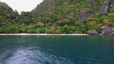 Filipinler sahillerinin insansız hava aracı görüntüleri bu tropik cennetin büyüleyici güzelliğini yakalar. Kristal berraklığında turkuaz sulardan el değmemiş beyaz kumlu kıyılara.