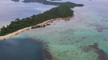 Filipinler sahillerinin insansız hava aracı görüntüleri bu tropik cennetin büyüleyici güzelliğini yakalar. Kristal berraklığında turkuaz sulardan el değmemiş beyaz kumlu kıyılara.