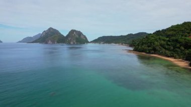 Filipinler sahillerinin insansız hava aracı görüntüleri bu tropik cennetin büyüleyici güzelliğini yakalar. Kristal berraklığında turkuaz sulardan el değmemiş beyaz kumlu kıyılara.