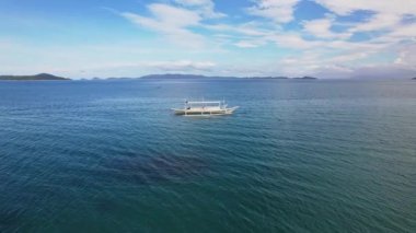 Filipinler sahillerinin insansız hava aracı görüntüleri bu tropik cennetin büyüleyici güzelliğini yakalar. Kristal berraklığında turkuaz sulardan el değmemiş beyaz kumlu kıyılara.