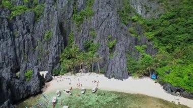 Filipinler sahillerinin insansız hava aracı görüntüleri bu tropik cennetin büyüleyici güzelliğini yakalar. Kristal berraklığında turkuaz sulardan el değmemiş beyaz kumlu kıyılara.