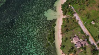 Filipinler sahillerinin insansız hava aracı görüntüleri bu tropik cennetin büyüleyici güzelliğini yakalar. Kristal berraklığında turkuaz sulardan el değmemiş beyaz kumlu kıyılara.