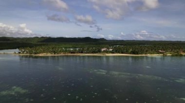 Filipinler sahillerinin insansız hava aracı görüntüleri bu tropik cennetin büyüleyici güzelliğini yakalar. Kristal berraklığında turkuaz sulardan el değmemiş beyaz kumlu kıyılara.