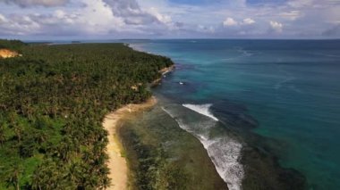 Filipinler sahillerinin insansız hava aracı görüntüleri bu tropik cennetin büyüleyici güzelliğini yakalar. Kristal berraklığında turkuaz sulardan el değmemiş beyaz kumlu kıyılara.