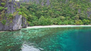 Filipinler sahillerinin insansız hava aracı görüntüleri bu tropik cennetin büyüleyici güzelliğini yakalar. Kristal berraklığında turkuaz sulardan el değmemiş beyaz kumlu kıyılara.