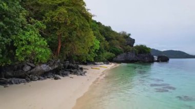 Filipinler sahillerinin insansız hava aracı görüntüleri bu tropik cennetin büyüleyici güzelliğini yakalar. Kristal berraklığında turkuaz sulardan el değmemiş beyaz kumlu kıyılara.