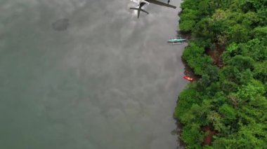 Filipinler 'de yarı batmış bir uçağın insansız hava aracı görüntüleri. Renkler genelde yeşil ve gridir..