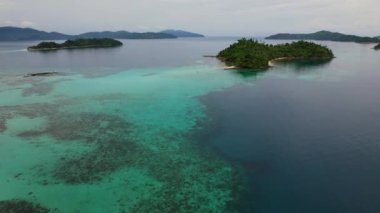 Filipinler 'de Recife' in insansız hava aracı görüntüleri. Tarifi ile güzel bir deniz. Film hareketi doli artı sağ yanak.