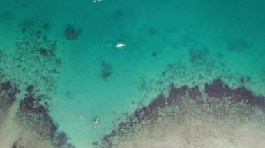 Filipinler 'deki Recife' nin insansız hava aracı görüntüleri. Sabit hareket. Üç tekne park halinde..