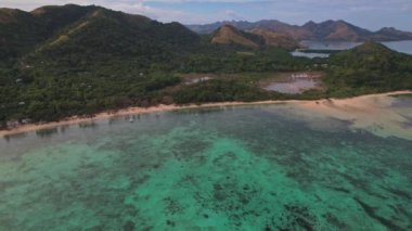 Filipinler 'deki Recife' nin insansız hava aracı görüntüleri. Dağ, orman, sahil ve tarifin güzel manzarası. Sinema hareketi geri çekilir ve sonunda yankı yapar.