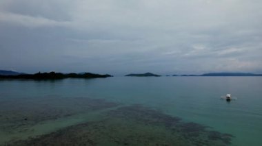 Filipinler 'deki Recife' nin insansız hava aracı görüntüleri. Yükselme artı eğim hareketi. Etrafta bir tekne ve tarif görüyoruz..