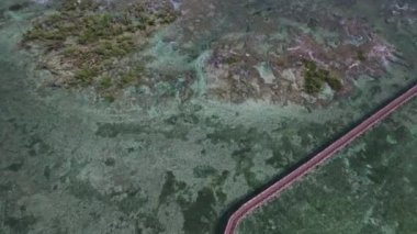 Filipinler 'deki Recife' nin insansız hava aracı görüntüleri. Dalgaların ve denizin olduğu dubayı çek. Film hareketi doli artı eğim.
