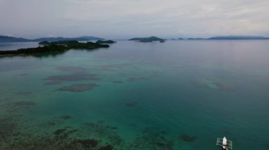 Filipinler 'deki Recife' nin insansız hava aracı görüntüleri. Yükselme artı eğim hareketi. Denizi farklı derinliklere sahip güzel bir tarifle görüyoruz..