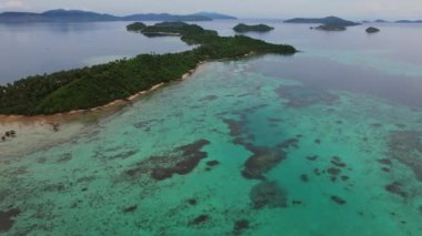 Filipinler 'deki Recife' nin insansız hava aracı görüntüleri. Dolly deniz aşırı hareket ediyor. Denizi görüyoruz. Tarifi farklı derinlikte ve adada..
