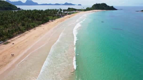 ドローン映像 フィリピンでの主な主題としてのビーチの空中ビュー 美しい波と非常に長いビーチのドリー — ストック動画