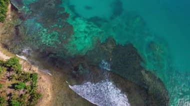 İnsansız hava aracı görüntüleri. Filipinler 'in ana konusu plaj manzarası. Bir sörfçü dalgaya çarparken mavi yemek tarifi. Şahıs 90 derecelik açıyla kaydediliyor..