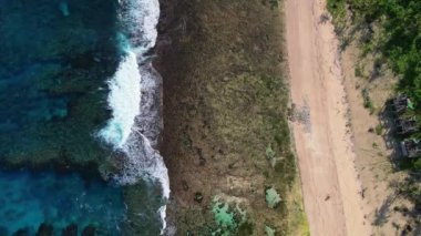 İnsansız hava aracı görüntüleri. Filipinler 'in ana konusu plaj manzarası. Tarife çarpan dalgaların 90 derece üstü.