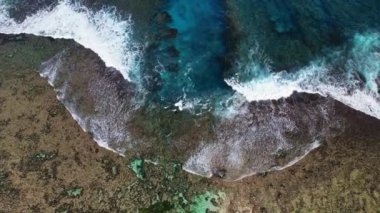 İnsansız hava aracı görüntüleri. Filipinler 'in ana konusu plaj manzarası. 90 derecelik bir açıyla, dalgaların üzerine düşüşünü, kaideyi aşağı çekerek daha da yakınlaşmasını kaydetti..