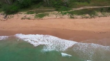 İnsansız hava aracı görüntüleri. Filipinler 'in ana konusu plaj manzarası. Videoda güzel dalgaları görebiliyoruz. Yemek tarifi, sahil ve sahil manzaralı..