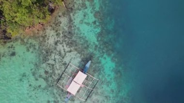 İnsansız hava aracı görüntüleri. Filipinler 'in ana deneği olarak göl ve körfezin havadan görünüşü. Tekneyi, gölü ve gölün etrafındaki güzel kayaları görmek için eğil..