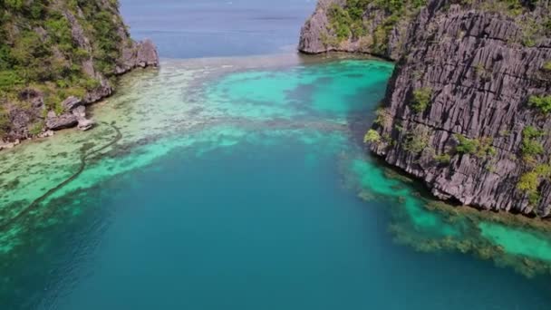 ドローンの映像 ラグーンとベイをフィリピンで主題とする空中観察 美しいラグーンや岩を見るためにドリーと傾きの動き — ストック動画