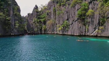 İnsansız hava aracı görüntüleri. Filipinler 'in ana deneği olarak göl ve körfezin havadan görünüşü. Güzel renklerle göz kamaştırıcı manzara.